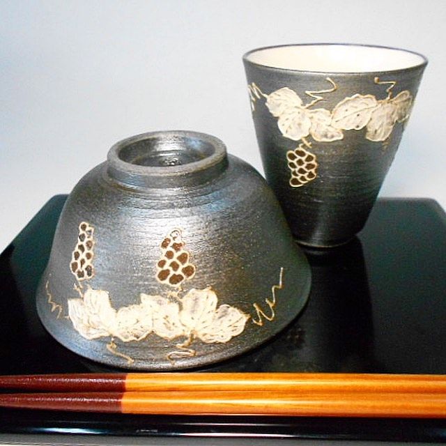 古典的な柄であるぶどうを浮き出すように描いた新作のシリーズです。 Grape, classic pattern are drawn in these new items. #京都 #清水焼 #ぶどう #湯呑 #飯碗 #高見え #白 #黒 #プレゼント #手作り #kyoto #japan #kiyomizuyaki #grape #cup #bowl #white #black #present 