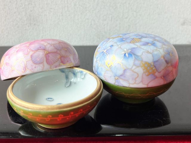 紫陽花の蓋物 Lidded container with hydrangea design #清水焼 #京都 #紫陽花 #蓋物 #ボンボニエール #水 #雫 #手作り #一点もの #kyoto #kiyomizuyaki #hydrangeas #design #japan #drop #water #handmade #bonbonniere